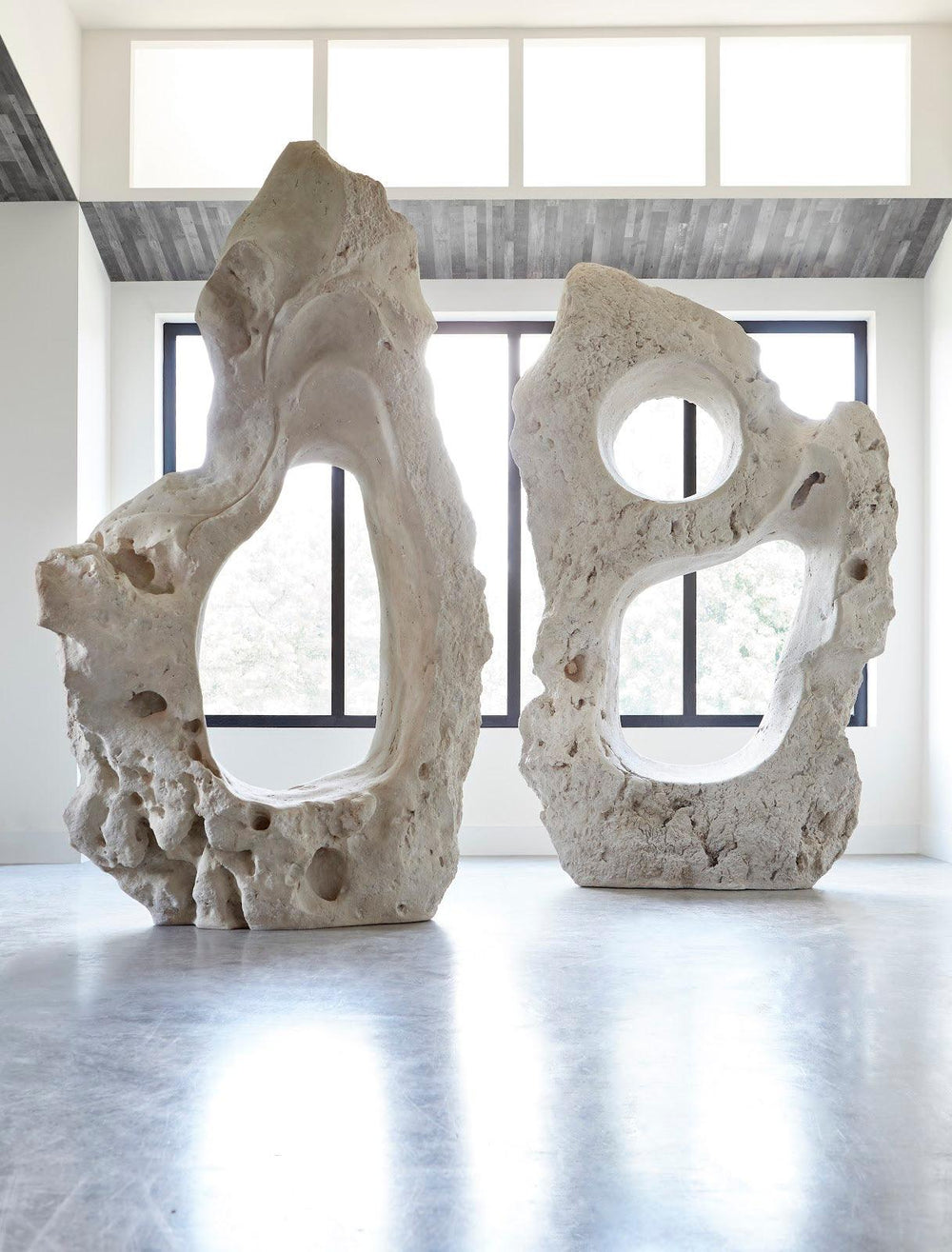 SwayLiving Colossal Cast Stone Sculpture, Single Hole, Roman Stone DECORATIVE OBJECTS